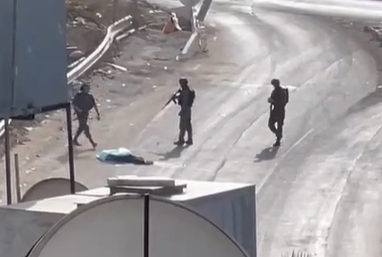 הלוחמים ליד המחבל המחוסל