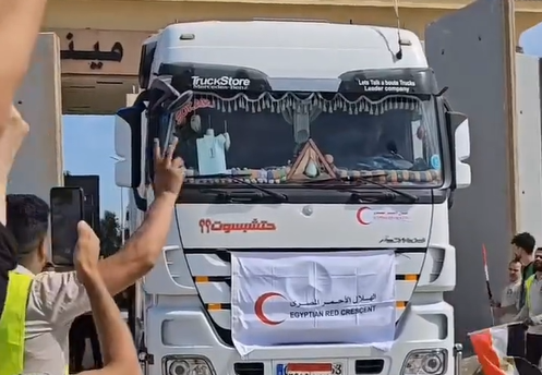 משאית נכנסת למעבר רפיח,