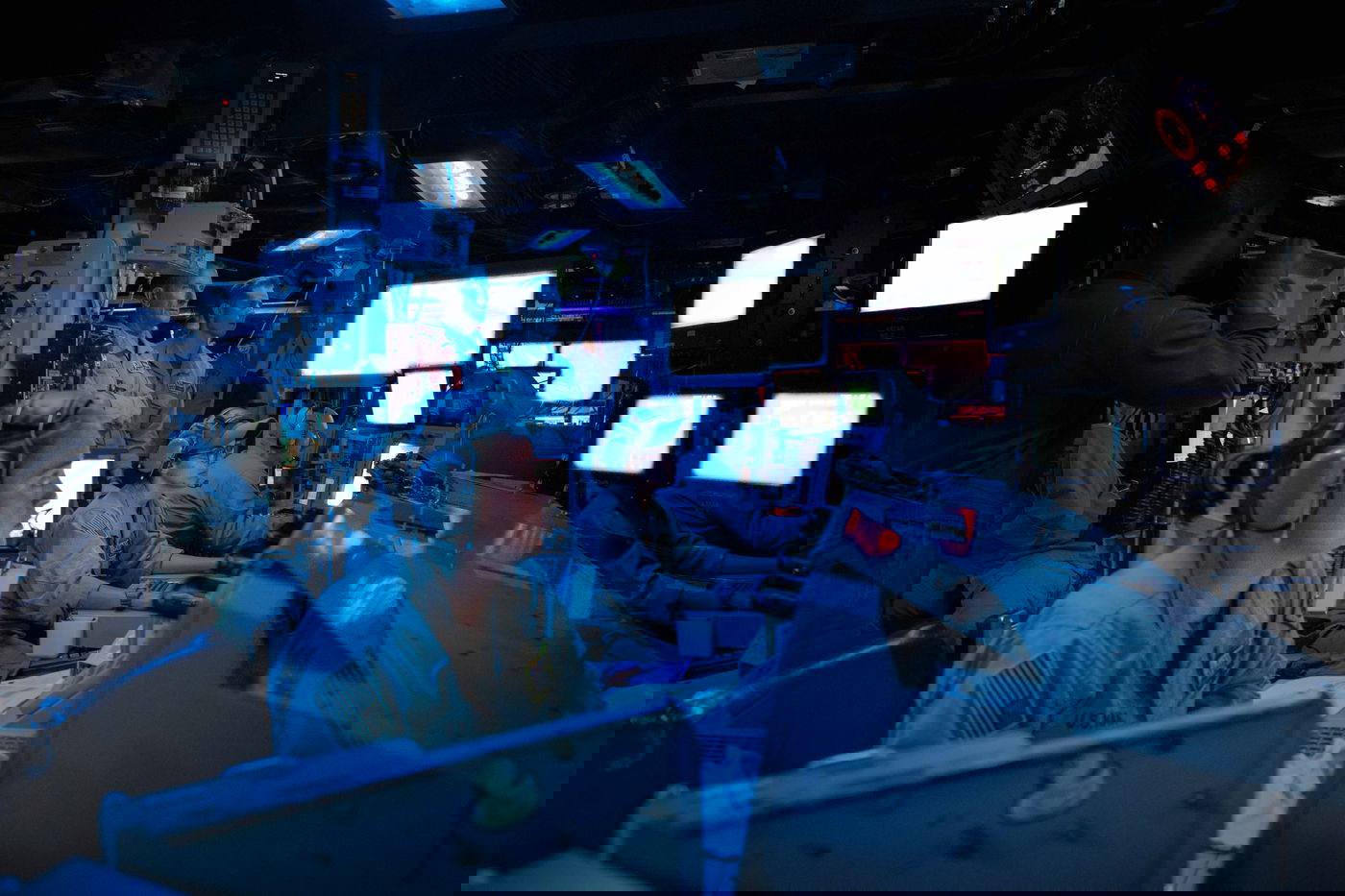 לוחמים בספינה במהלך יירוטים