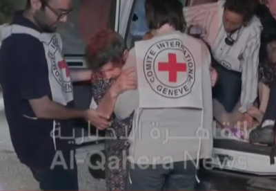 תיעוד: הרגע בו החטופות שוחררו והועברו לידיים בטוחות