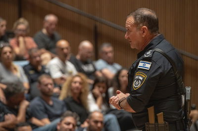 המפכ"ל הצדיע לשוטרים העוסקים בזיהוי חללי המלחמה | תיעוד