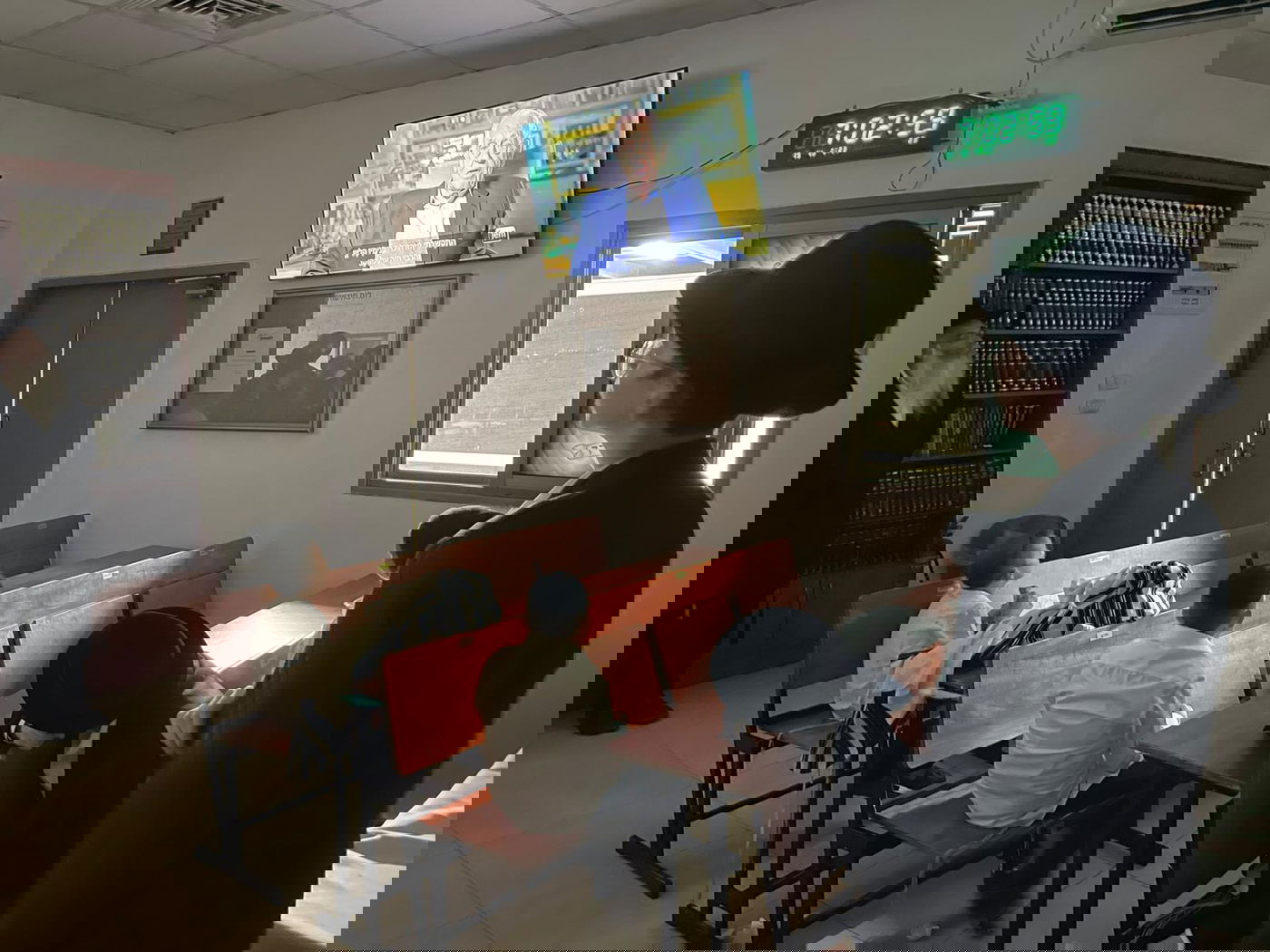 חבדניקים צופים בוידאו של הרבי 