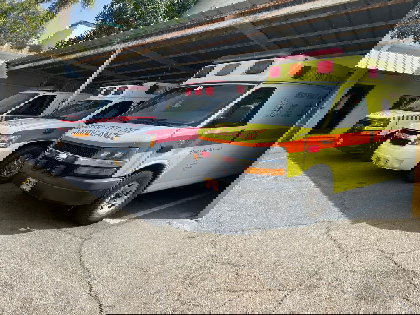 "צריך אנשים בכוננות 24/7" | אמבולנסים בחנייה של התחנה