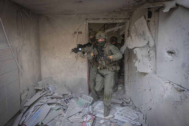 לוחמים בקיבוץ בארי