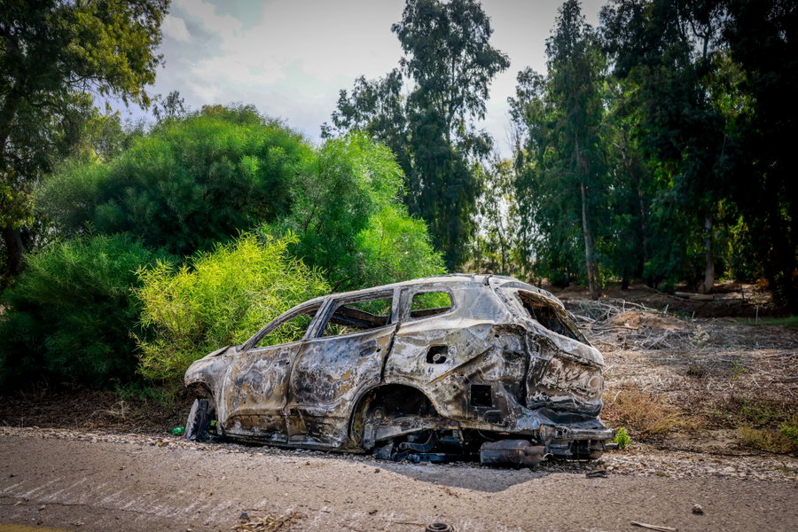 מכונית שרופה ונטושה באזור המסיבה