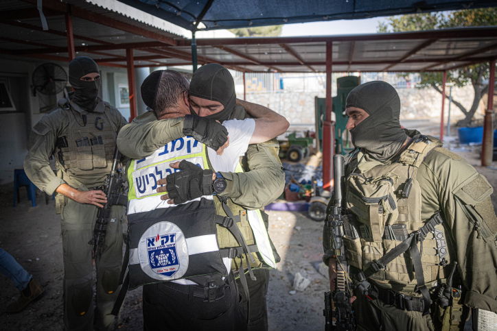 מתדב זק"א ברגע של חיזוק עם לוחמי בבארי