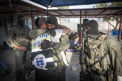מתדב זק"א ברגע של חיזוק עם לוחמי בבארי