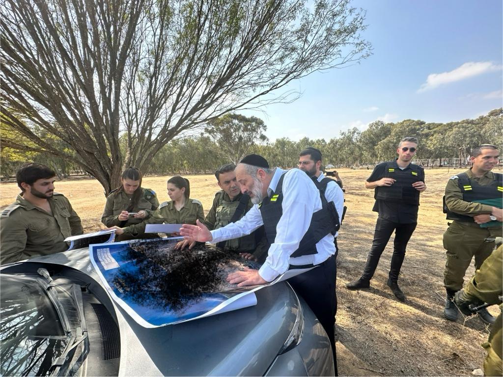דרעי סייר בבארי והזדעזע: "נחשפתי לזוועות ולנאציזם"