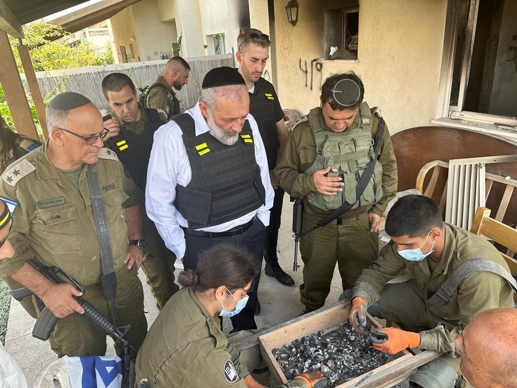 דרעי סייר בבארי והזדעזע: "נחשפתי לזוועות ולנאציזם"
