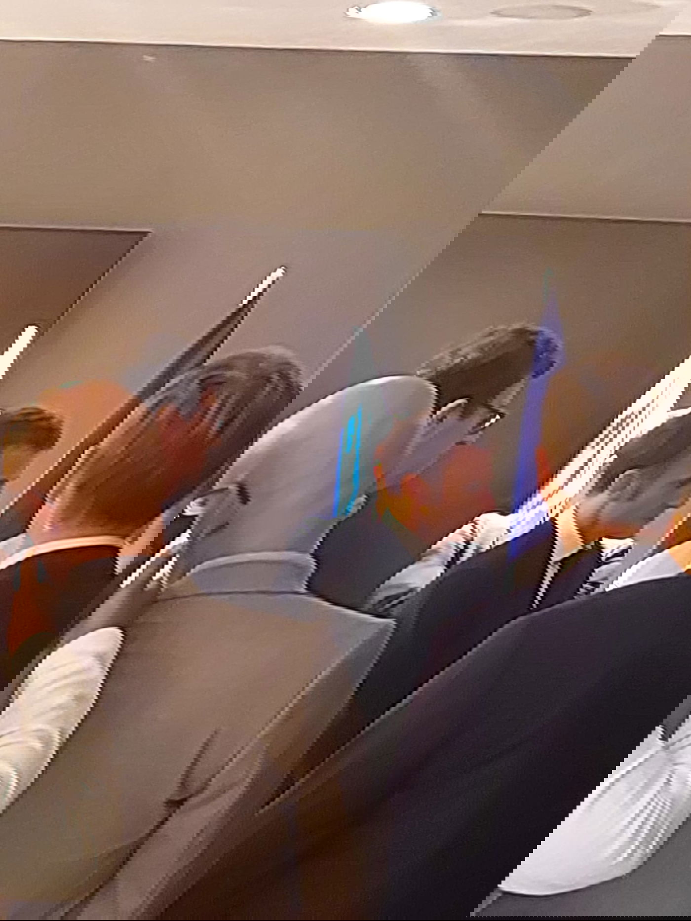 נשיא צרפת מקרון נותר עם פה פעור; "אמא שלי והבת שלי מתו, אדוני הנשיא"