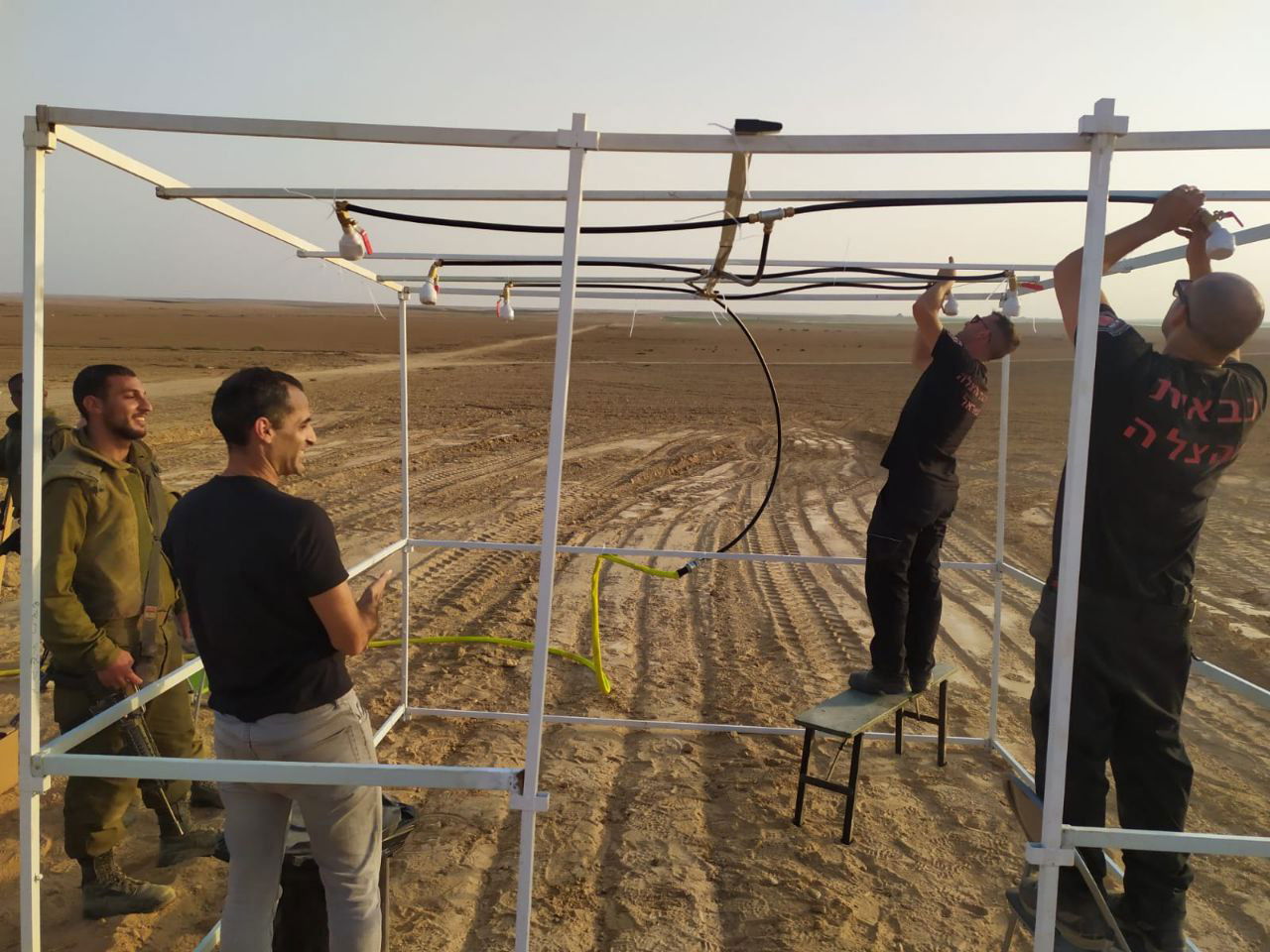 לוחמי האש בנו מקלחת ניידת לחיילים בשטחי הכינוס | צפו