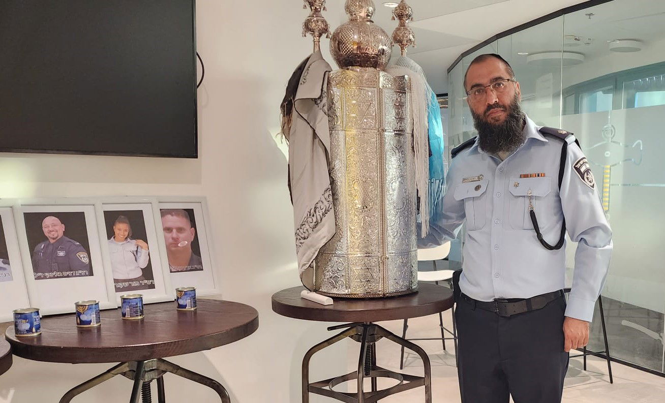 "מפיחים תקווה בשוטרים" | הרב כמיל עם ספר תורה בתחנת המשטרה