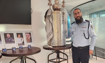 "מפיחים תקווה בשוטרים" | הרב כמיל עם ספר תורה בתחנת המשטרה