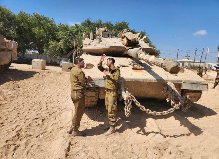 נשוא הכתבה, משה מנס, מתעדכן מבצעית בשטח