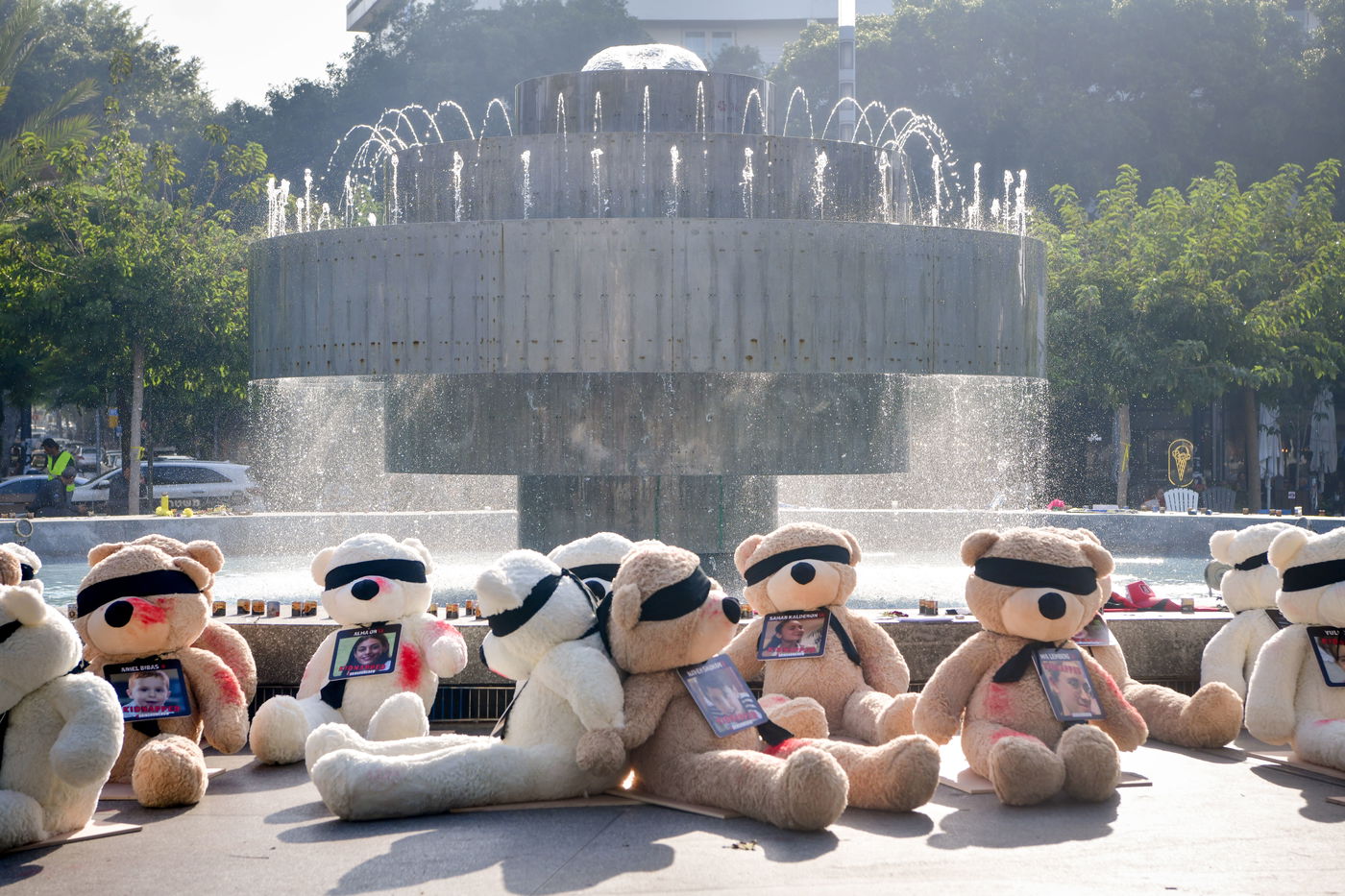 מיצג הדובונים עם תמונות הילדים בתל אביב