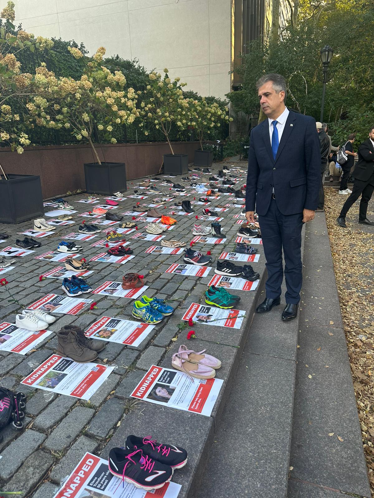 אלי כהן ליד הנעלים