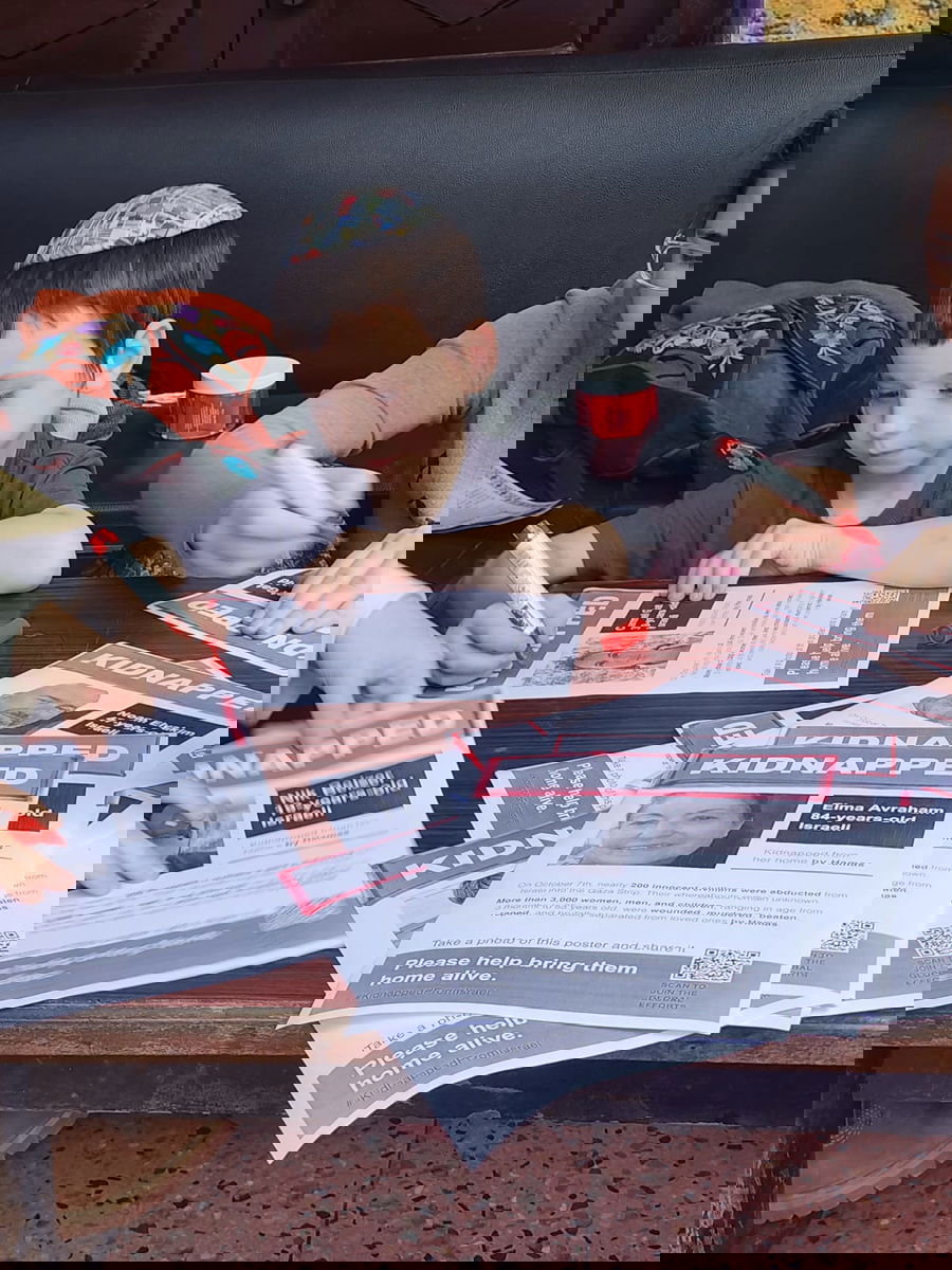 מדפיסים מודעות על החטופים על מנת להפיץ בכל קטמנדו