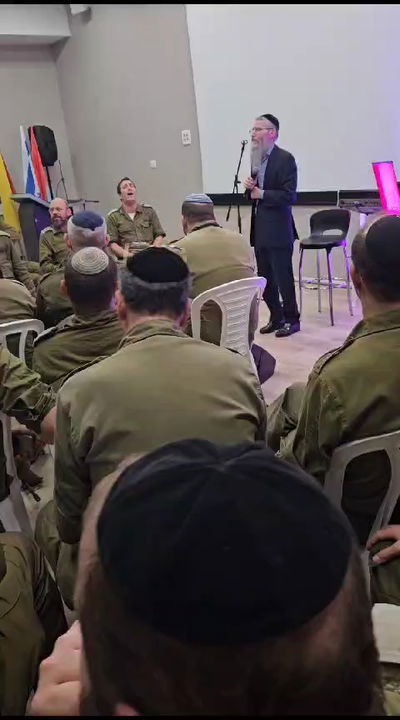 מיוחד ומרגש: אברהם פריד שר עם החיילים החרדים • צפו