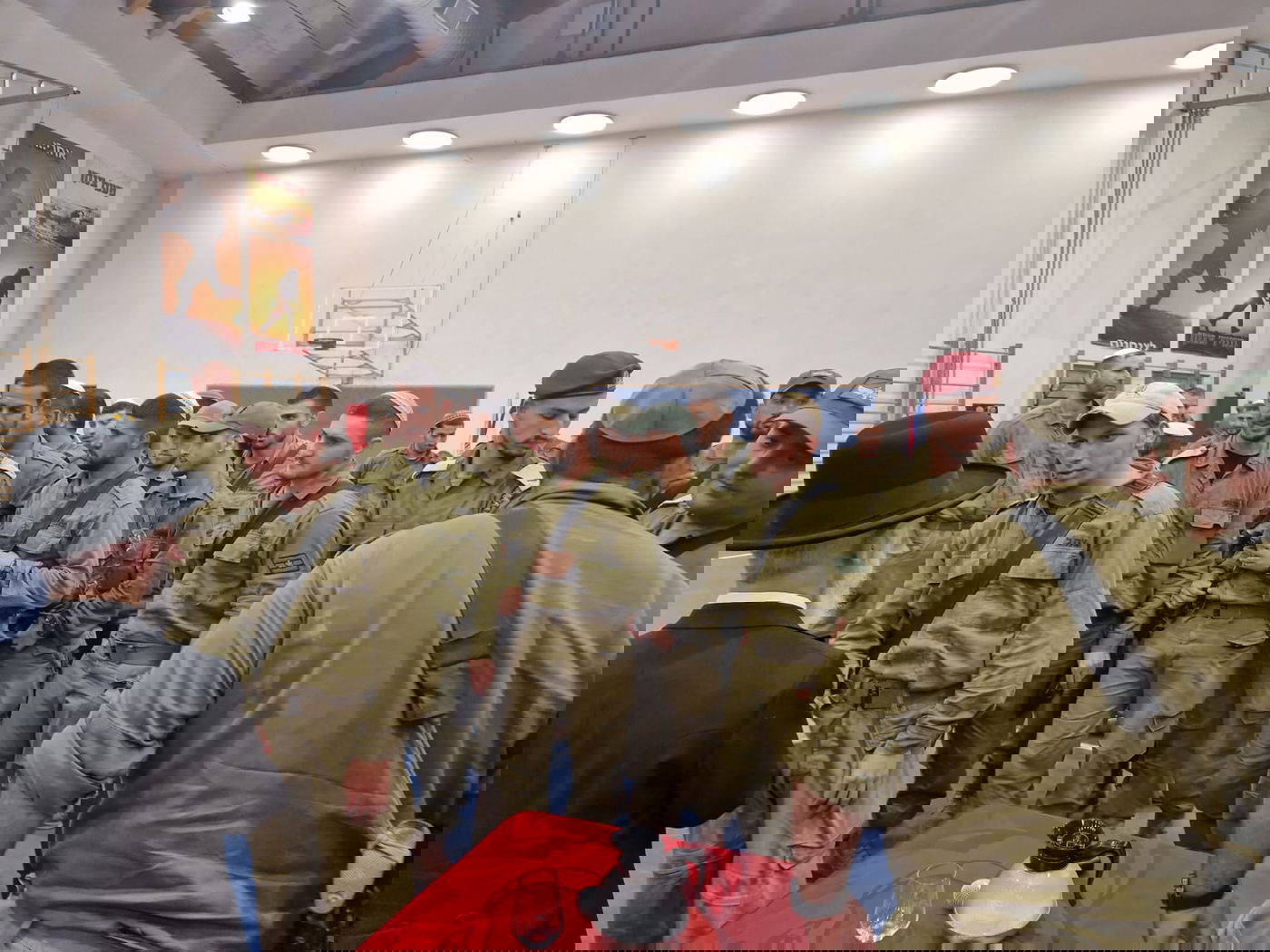 בגבול עזה: הצנחנים בקבלת 'עול מלכות שמים' עם הרב זמיר כהן