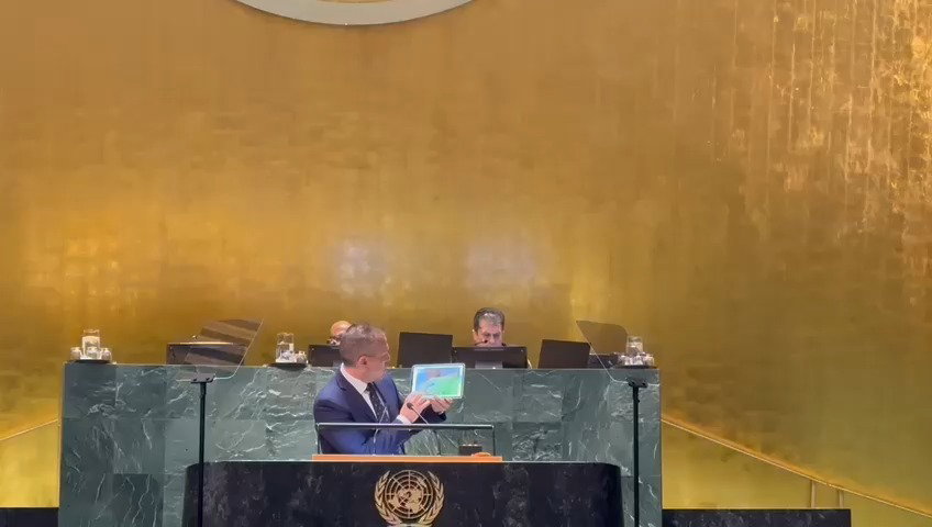 השגריר מציג את תמונות הזוועה
