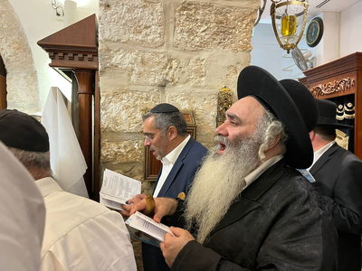 אביו של אורי דנינו שנחטף לעזה התפלל בקבר רחל עם האב ששיכל את שני בניו באסון מירון