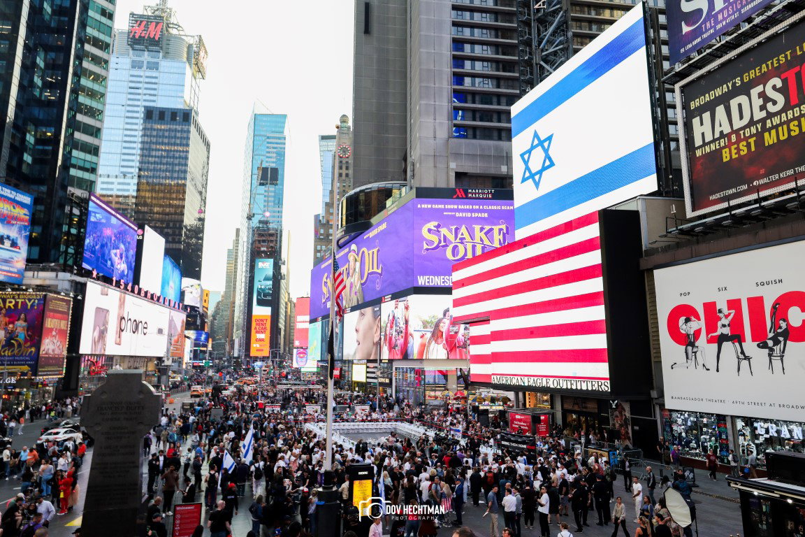 מחווה בניו יורק: שולחן שבת ל-224 חטופים בטיים סקוור