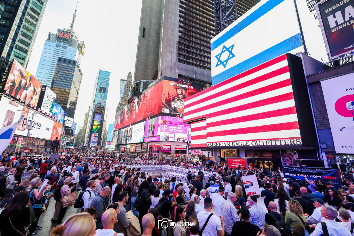 מחווה בניו יורק: שולחן שבת ל-224 חטופים בטיים סקוור