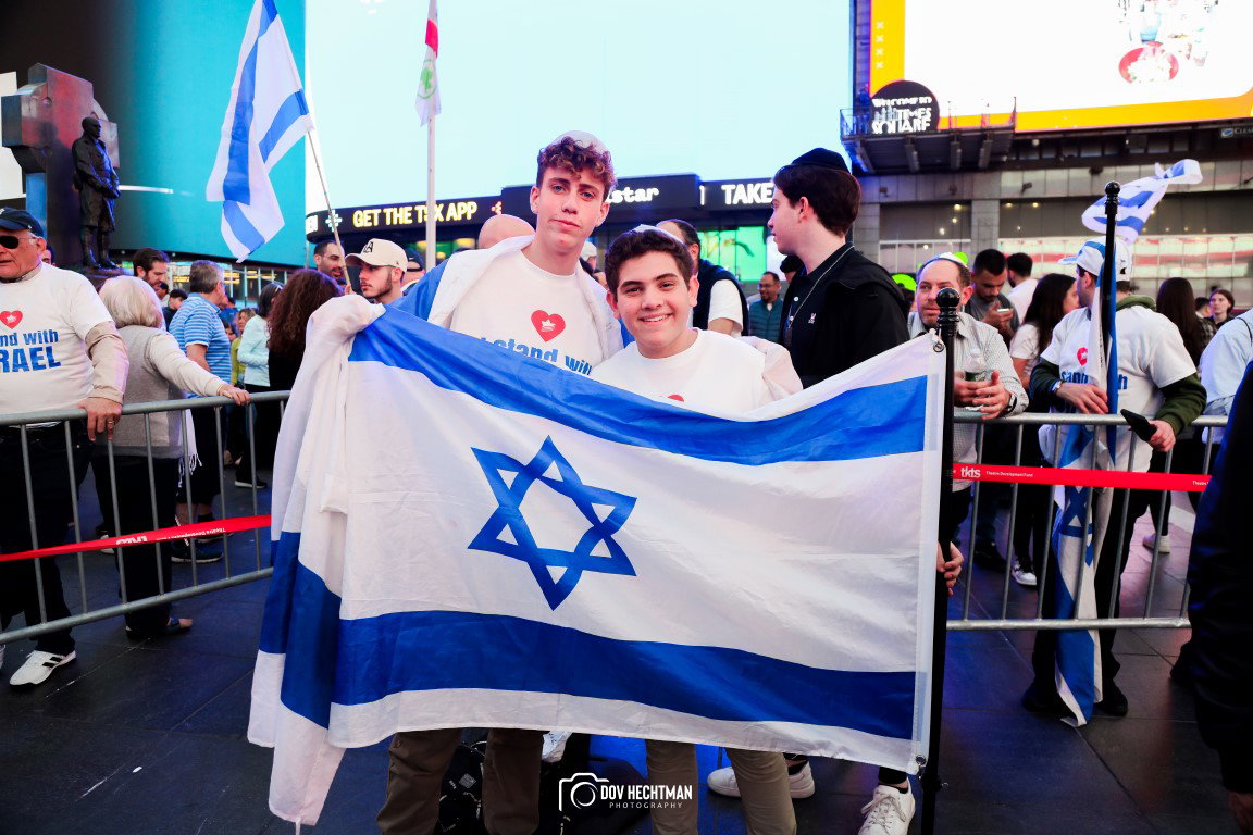 מחווה בניו יורק: שולחן שבת ל-224 חטופים בטיים סקוור