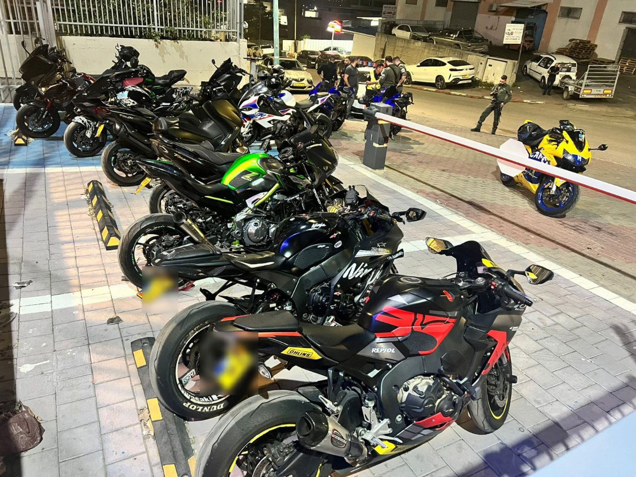 הפחידו עם קולות ירי מהאגזוז; האופנועים הורדו מהכביש