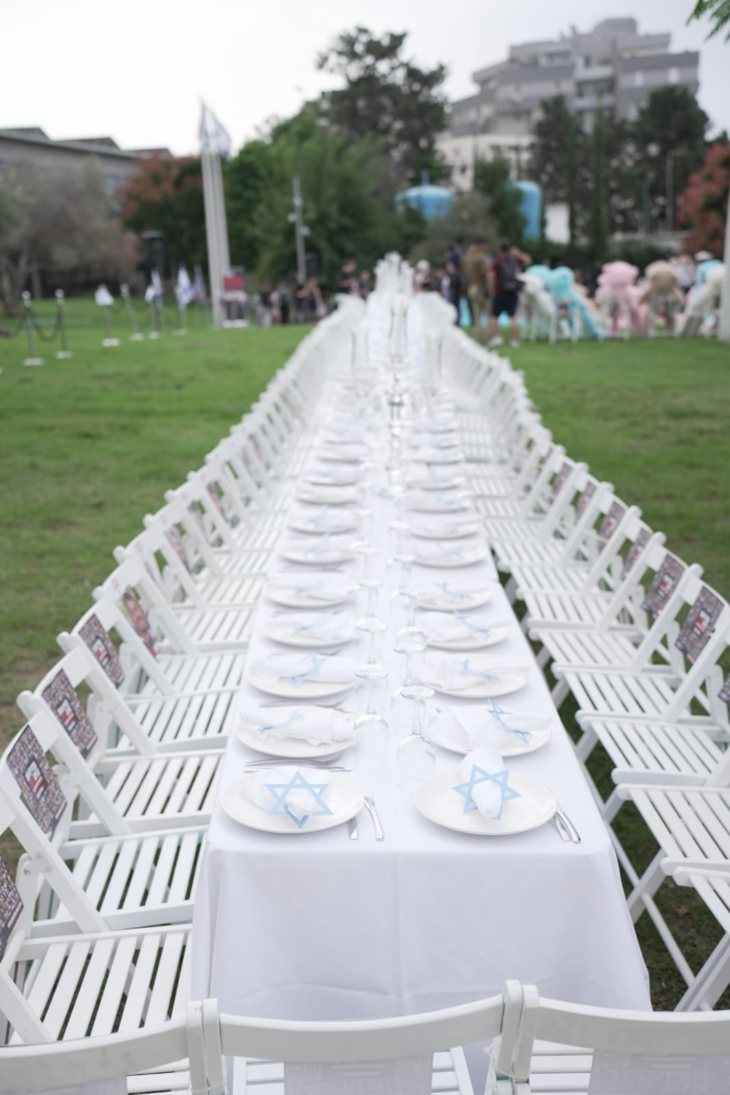 עם 229 כיסאות ריקים: קבלת שבת עם משפחות החטופים