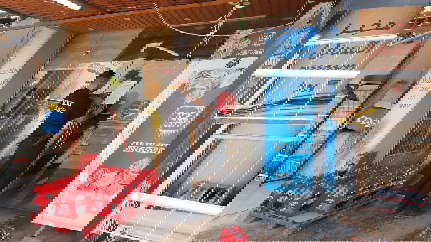 מאפייה, בית קפה, סופר ומספרה: המשטרה סגרה בפתאומיות 18 בתי עסק