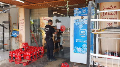 מאפייה, בית קפה, סופר ומספרה: המשטרה סגרה בפתאומיות 18 בתי עסק