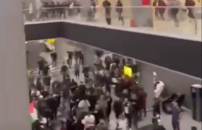 ההמון המוסת בשדה התעופה