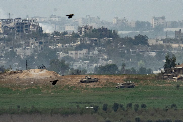 טנקים ישראלים ברצועת עזה. צולם מהצד הישראלי של הגבול