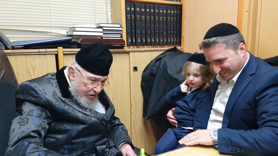 ראש הישיבה הגרב"מ אזרחי זצ"ל משמח את ילד החלאקה