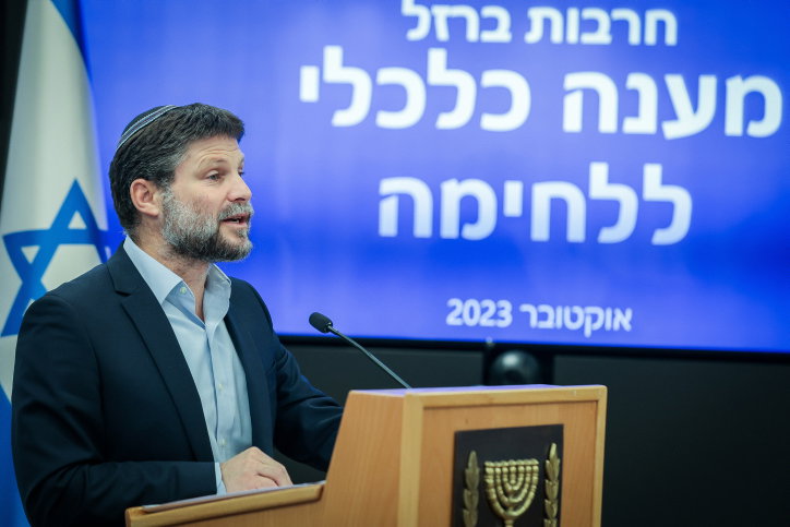שר האוצר במסיבת העיתונים באמצע המלחמה