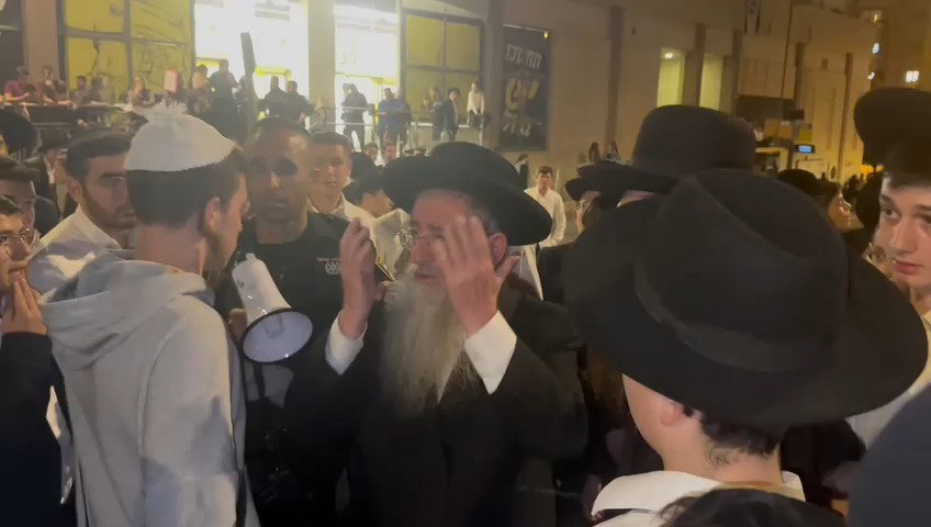 צפו בתיעוד הבלעדי: הגר"נ פרנקל מנסה לפזר את המפגינים