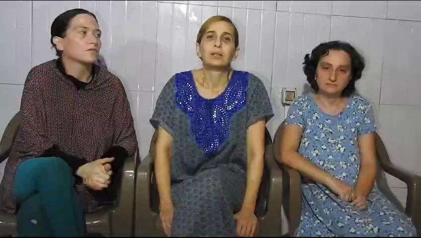 שלוש החטופות בסרטון שפרסם החמאס