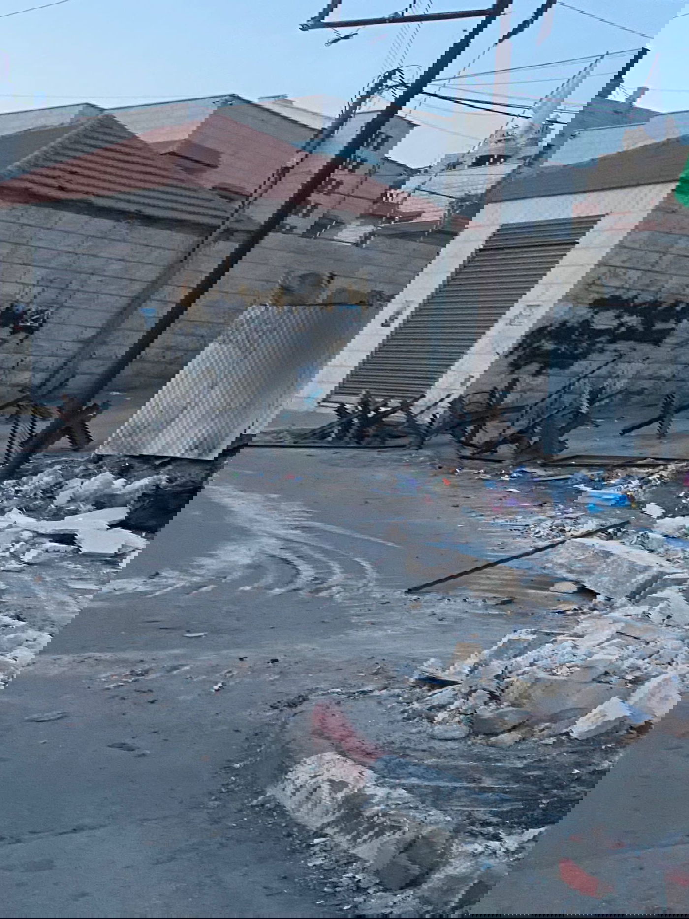 הבריקדות שהונחו לחסימת כלי רכב של צה"ל