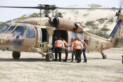 מתנדבי איחוד הצלה מפנים למסוק | ארכיון