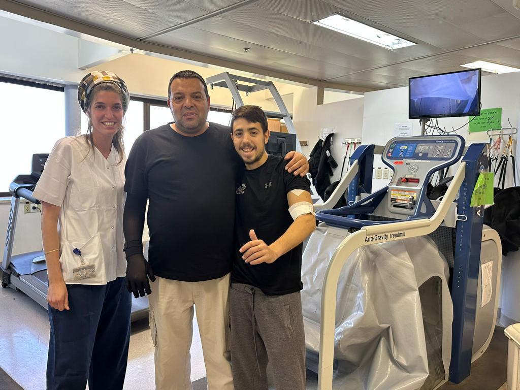 מימין: מנחם, עופר ומעיין הפזיותרפיסטית בהדסה