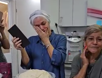 הדמעות זולגות: הפרשת החלה של אם החיילת ששוחררה