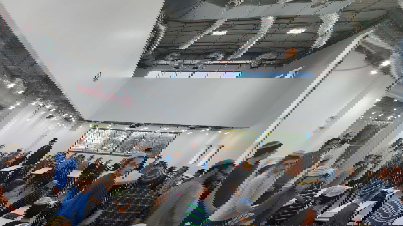 תיעוד מרגש: הילדים בתפילה למען ההורים שלהם בחזית