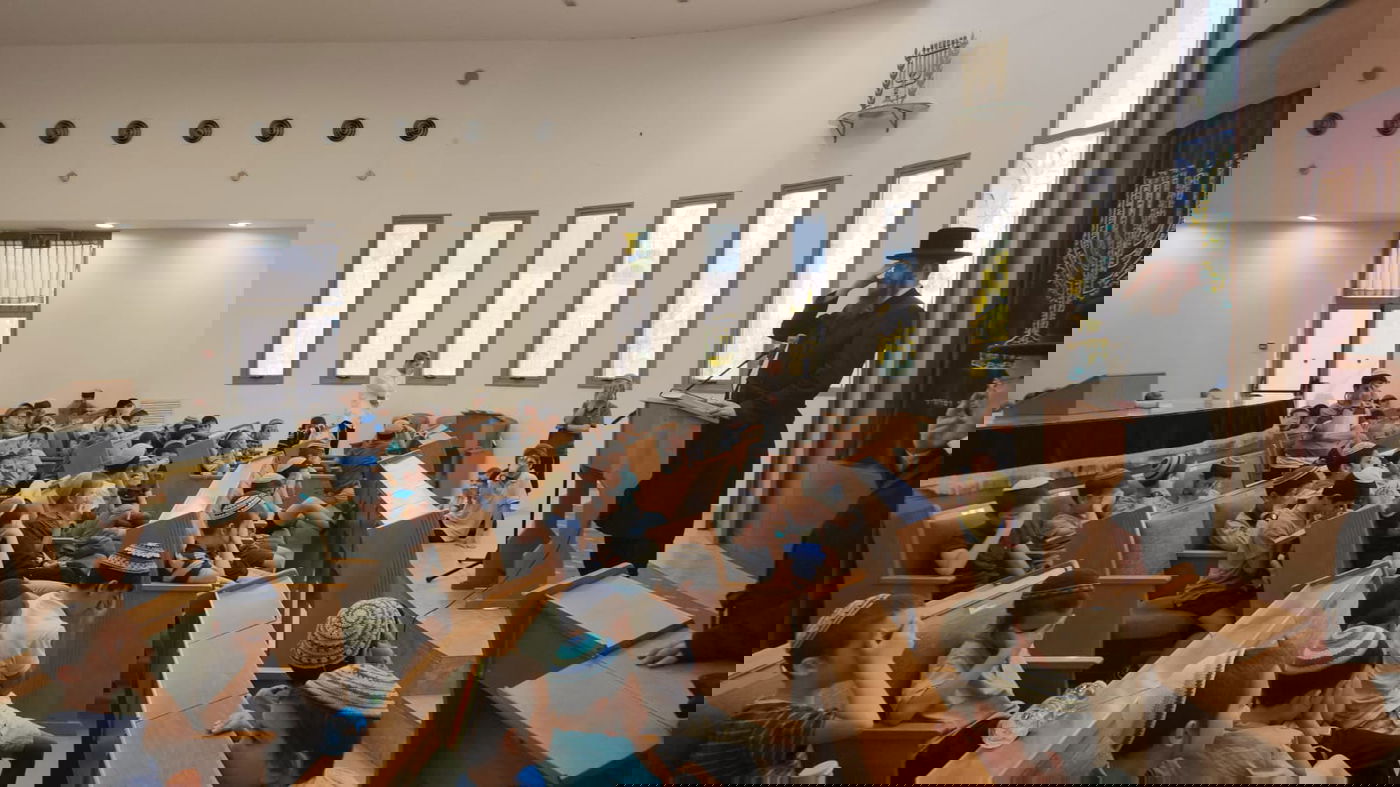 תיעוד מרגש: הילדים בתפילה למען ההורים שלהם בחזית