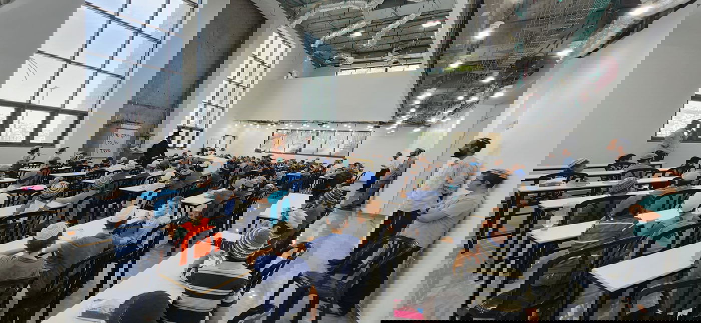 תיעוד מרגש: הילדים בתפילה למען ההורים שלהם בחזית