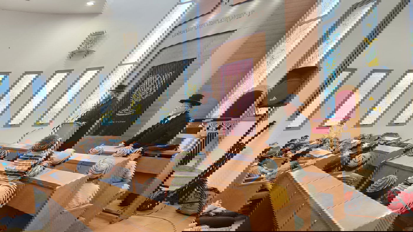 תיעוד מרגש: הילדים בתפילה למען ההורים שלהם בחזית