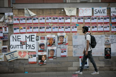 תמונות החטופים ליד משרד הביטחון בתל אביב