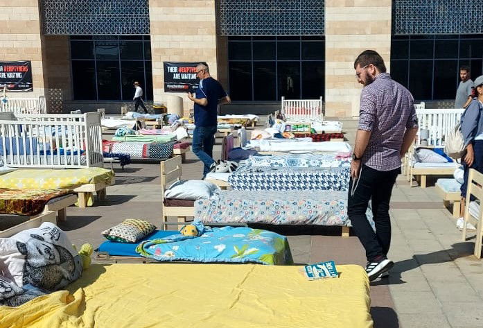 כותב השורות מסתובב בין המיטות