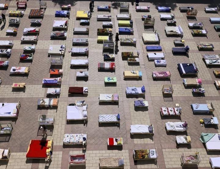 עם צעצועים, ספרים וסדינים