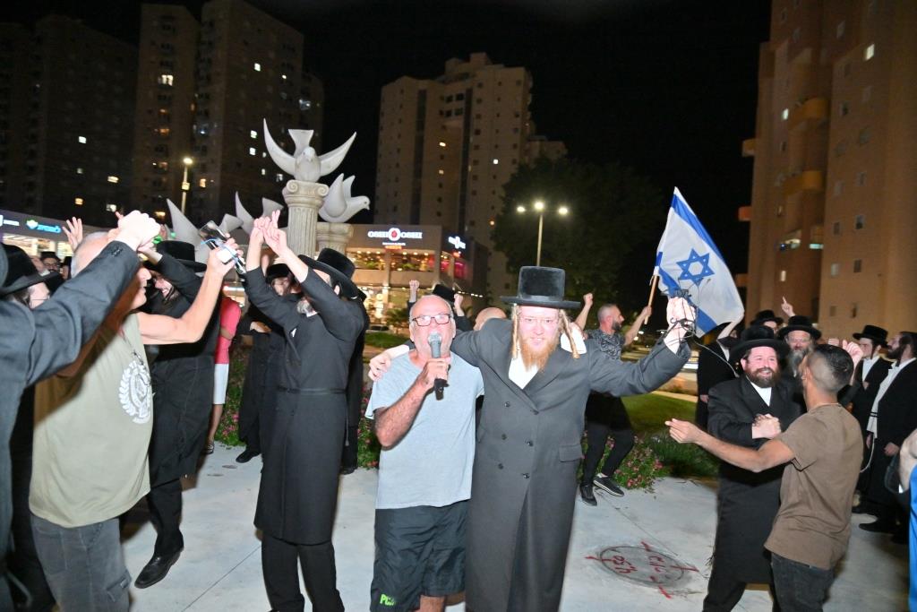 תיעוד מרגש: אברכי ויז'ניץ משמחים את תושבי אשקלון 